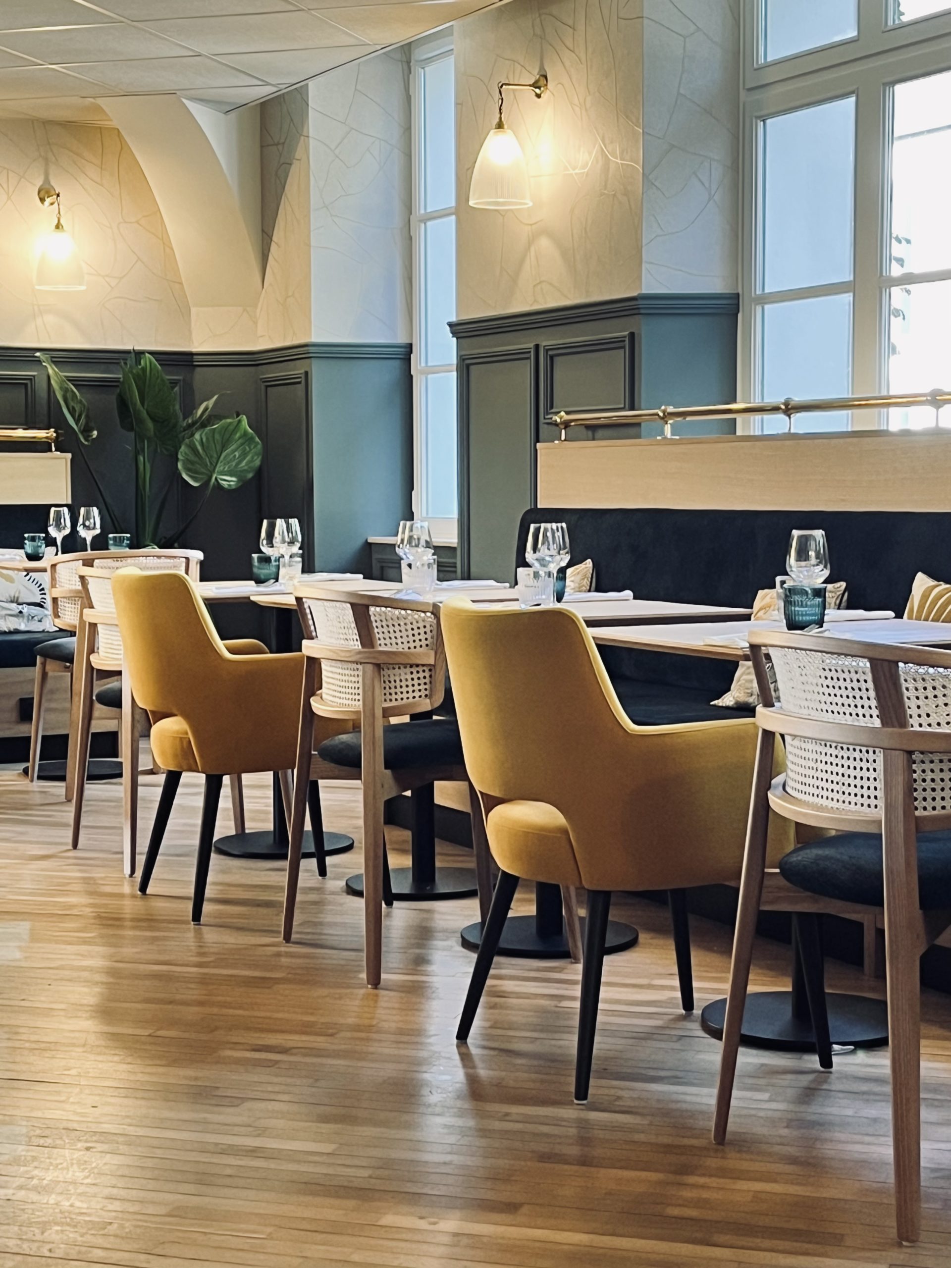 Salle de restaurant contemporaine sur mesure
